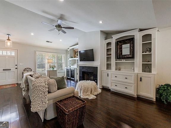 4th image of 1836 S Garden Ct NE