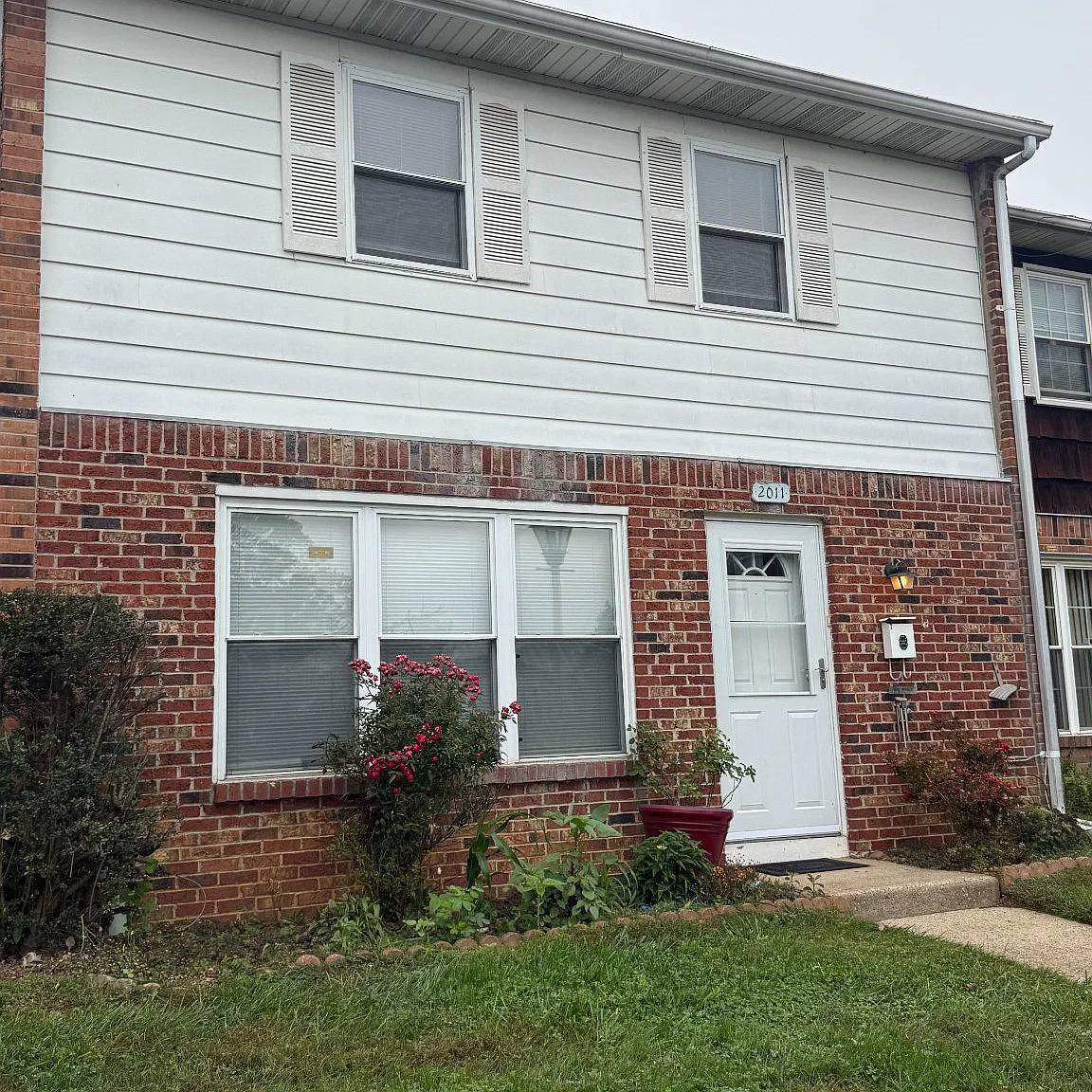 2 bed, 1.5 bath, 1056 sqft, $2,200 — Photo 1
