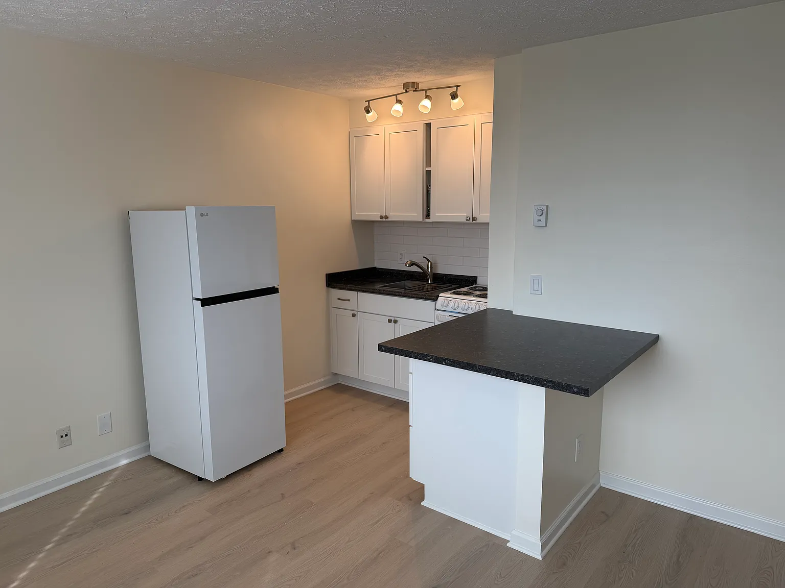 11850 Edgewater Dr — Photo 2