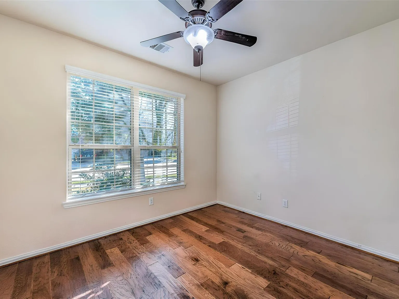 4 bed, 3.0 bath, 2210 sqft, $2,500 — Photo 4