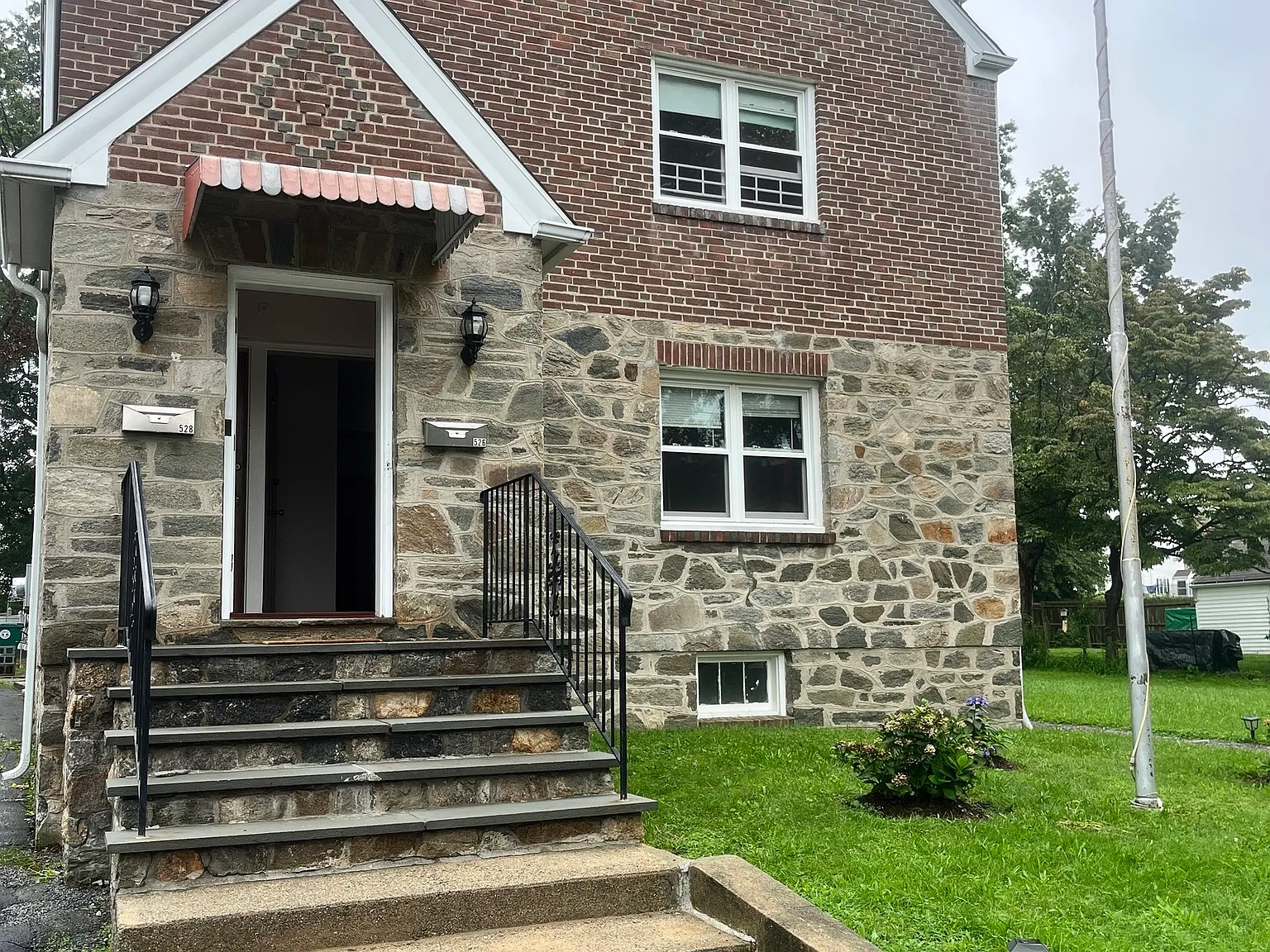 2 bed, 1.0 bath, 1246 sqft, $2,200 — Photo 2