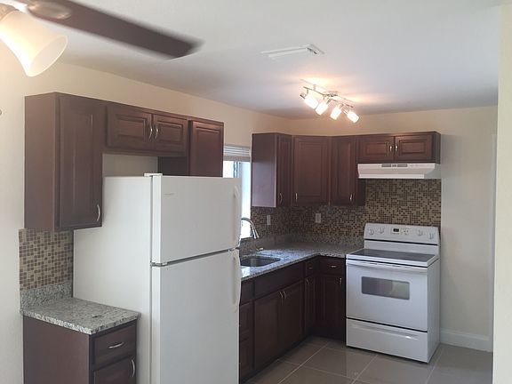 3rd image of 821 NW 33rd Ter