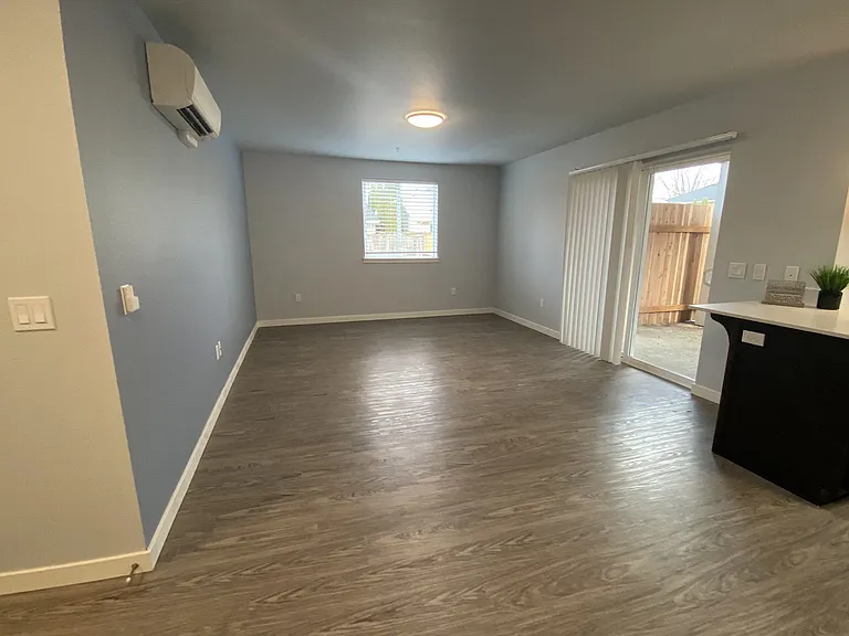 Queen Court Apartments — Photo 6