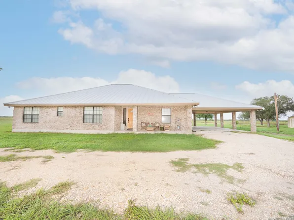 472 County Road 444, Hondo, TX 78861