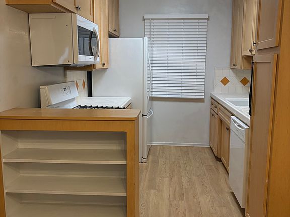 5th image of 636 N Flores St APT 1