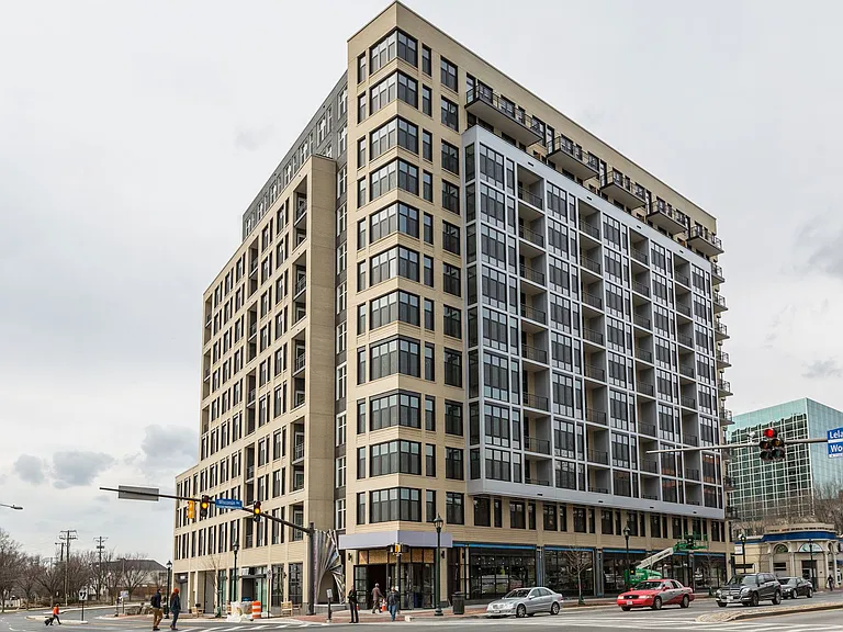 Solaire 7077 Woodmont — Photo 4