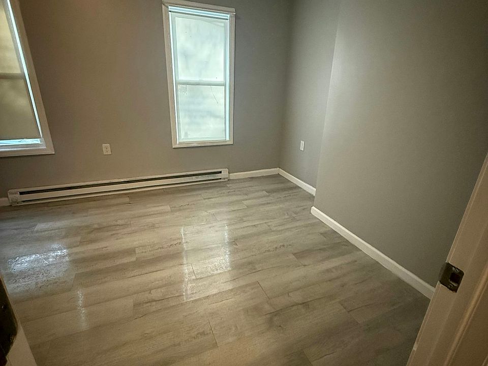 Another photo of bedroom