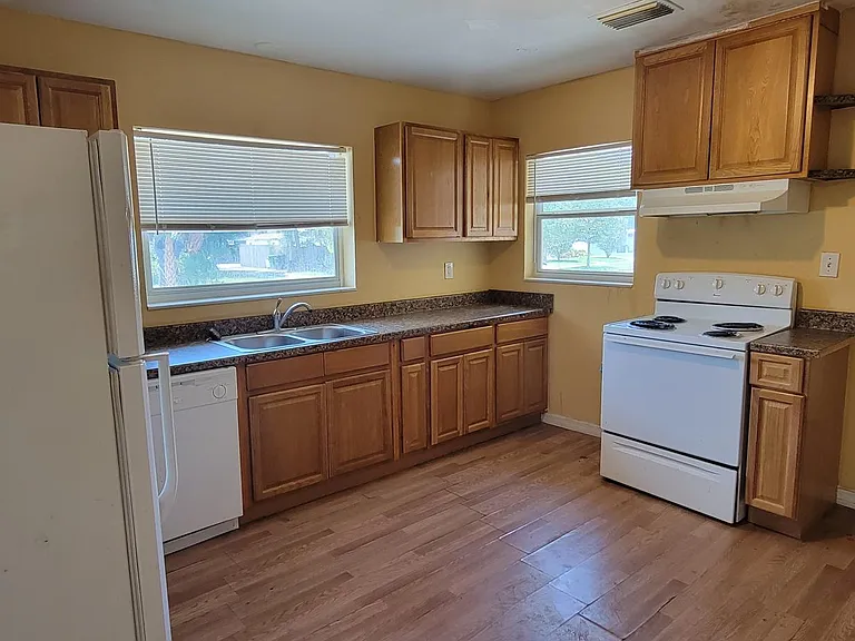 707 N Oregon Ave — Photo 2