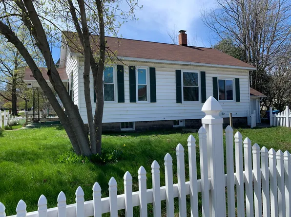 328 4th St, Manistee, MI 49660
