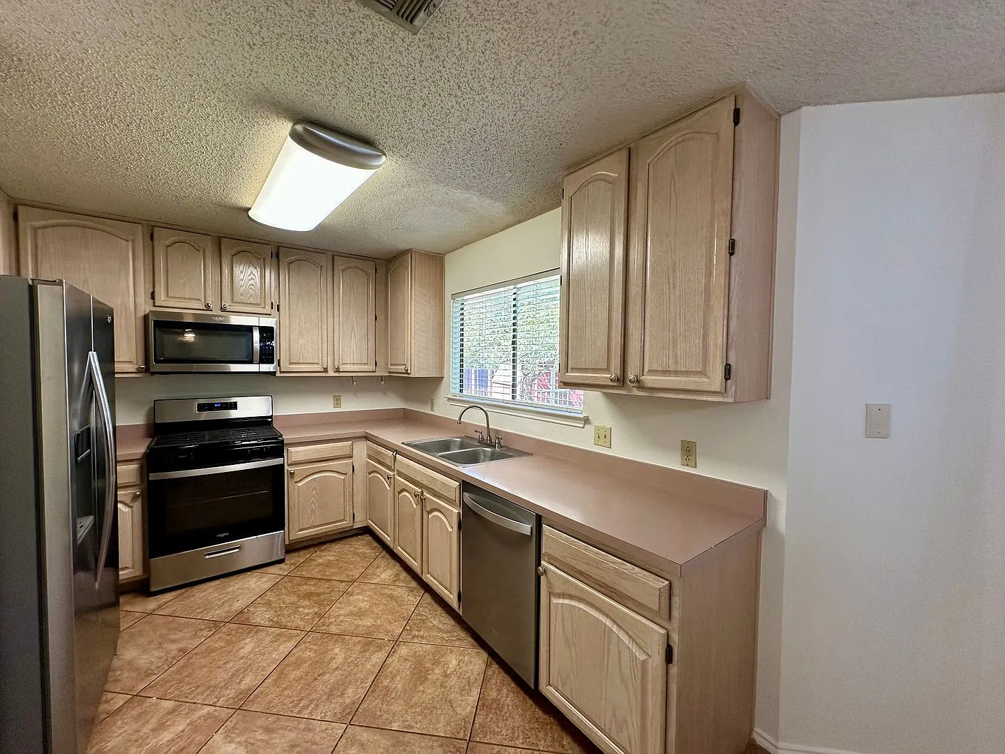 Large 4/2.5 Home in Cedar Park — Photo 4