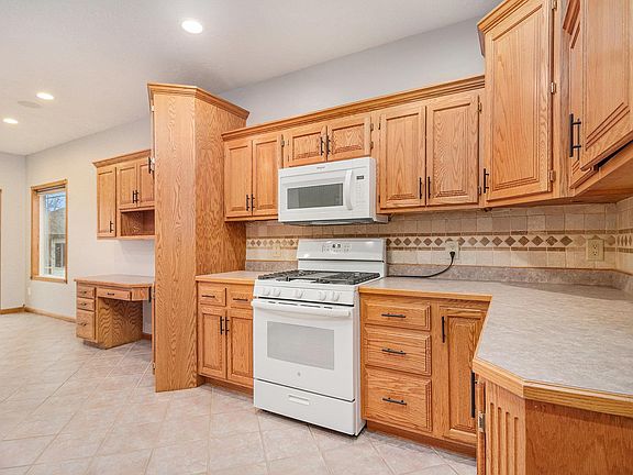 5th image of 201 W Carmel Cir