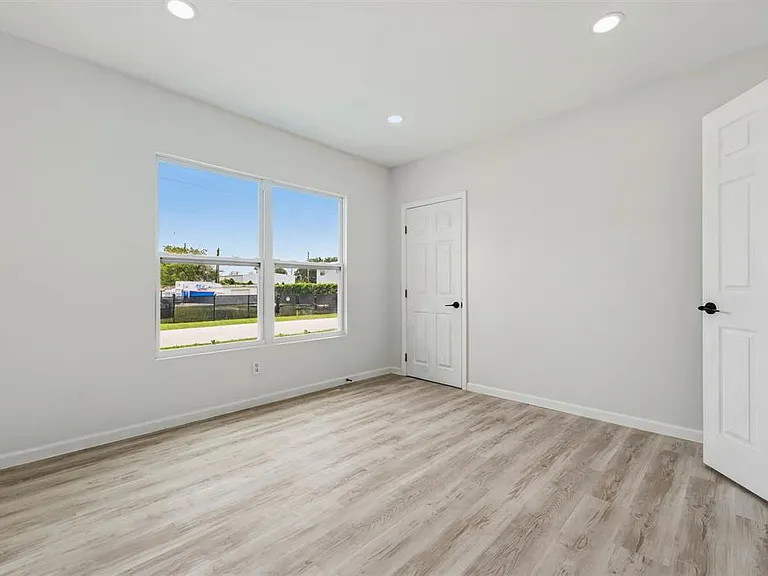1566 NW 9th Ave — Photo 9