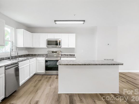 5th image of 2394 Everton Cir SE