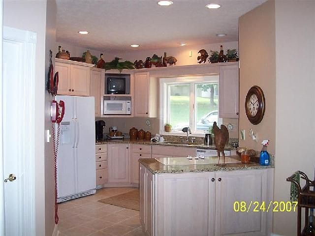 Great Kitchen (w/ huge walk in pantry)