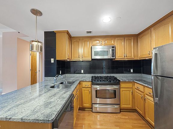 3rd image of 116-24 Grosvenor Ln #2A