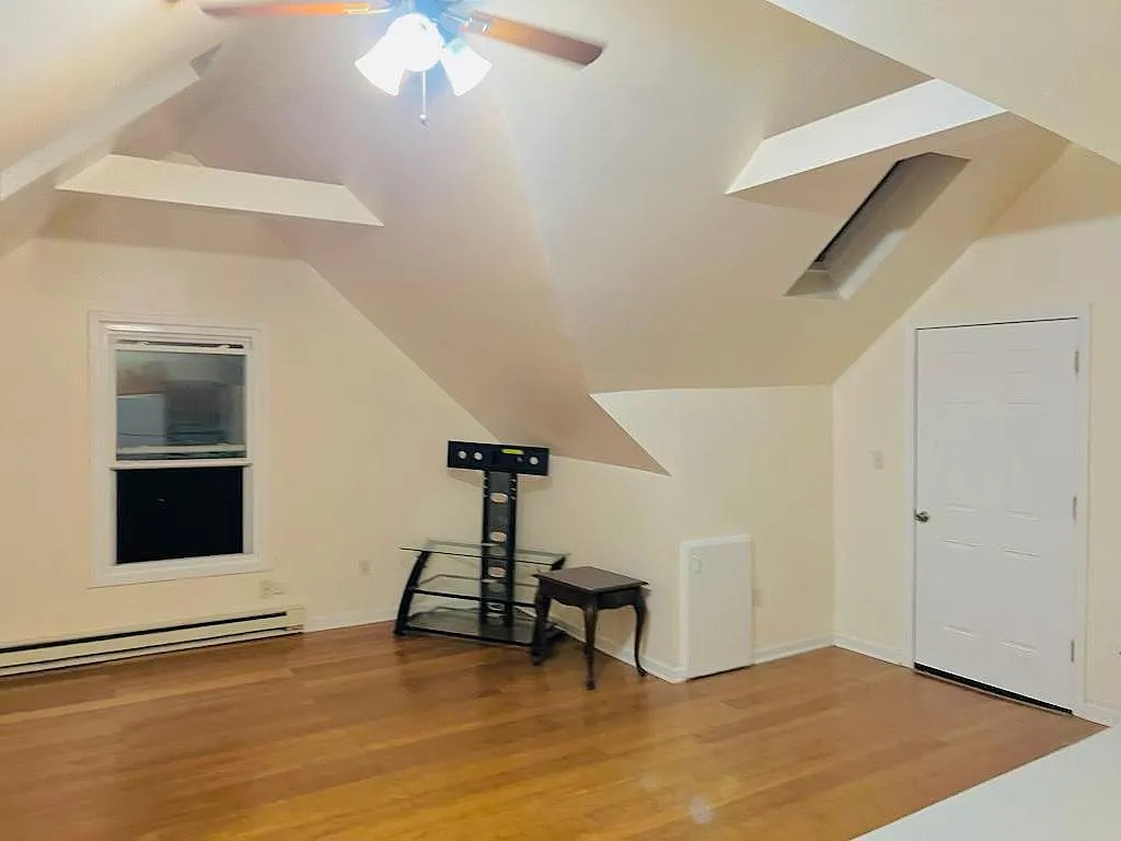 Studio, $900 — Photo 2