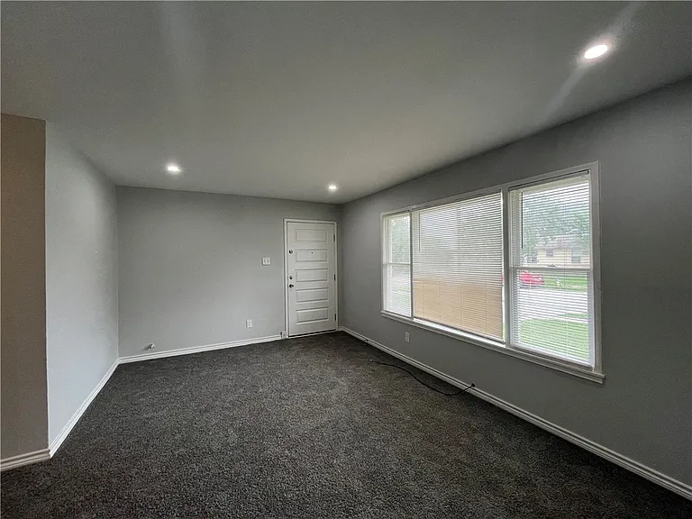 4801 Lansdown Dr — Photo 4