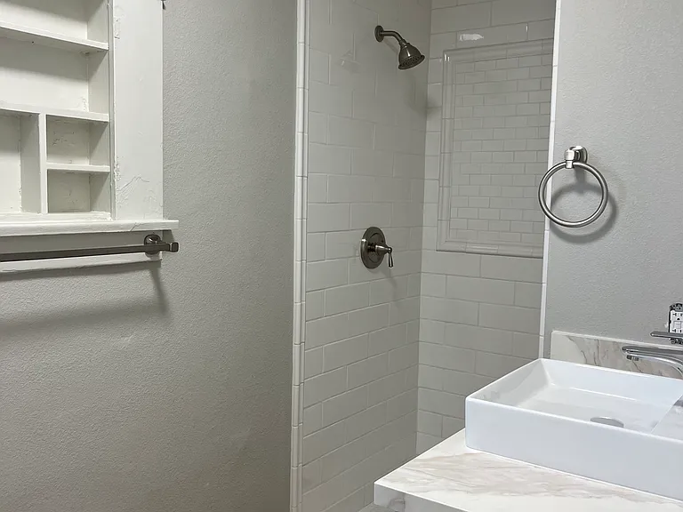 228 W Pearl St — Photo 15