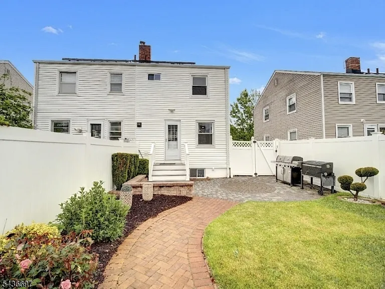 605 Crescent Dr — Photo 23