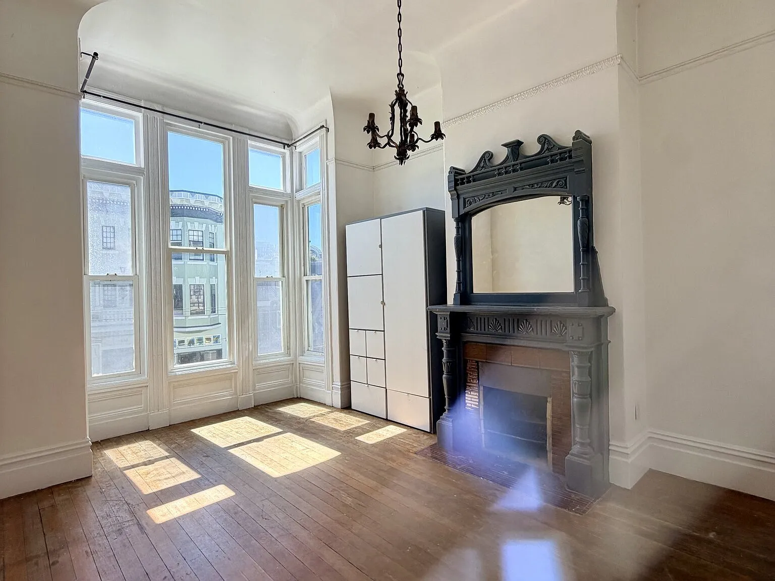 Remarkable Flat - Interior Courtyard-This One Is A Standout — Photo 3