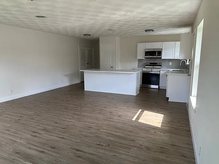 10823 Lake Gardens Dr — Photo 1