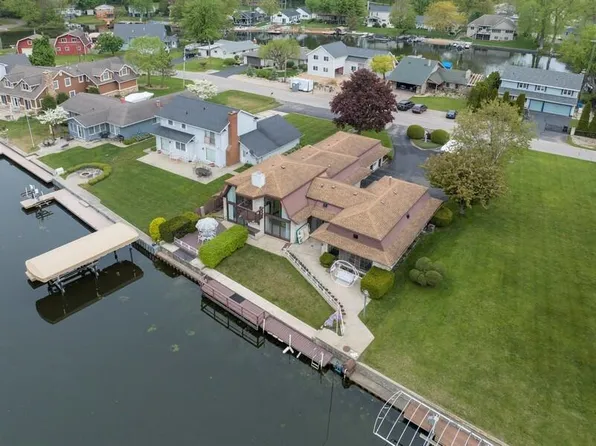 6890 Island Ct, Coloma, MI 49038