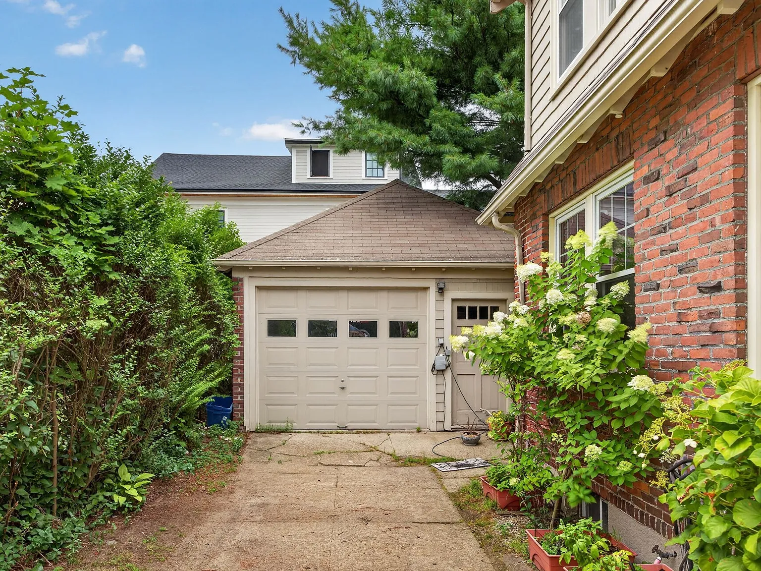 4 bed, 2199 sqft, $5,900 — Photo 3
