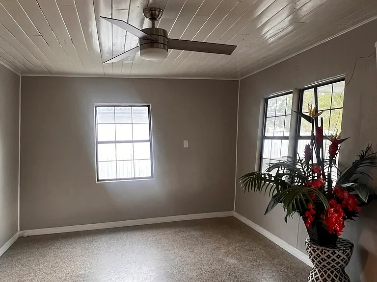 2111 S West Shore Blvd — Photo 19