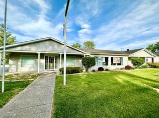 904 N Main St, Flora, IL 62839