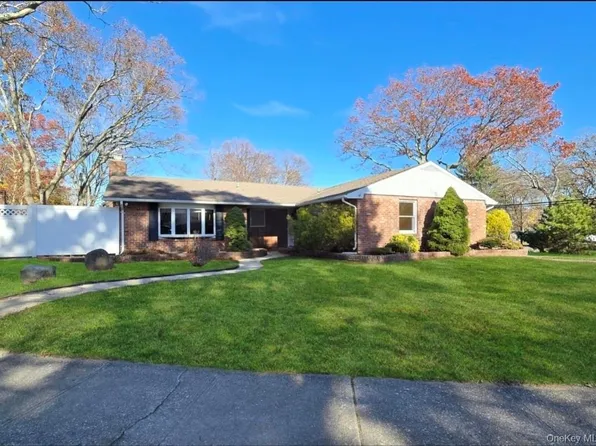 11 Hill Street, Ronkonkoma, NY 11779