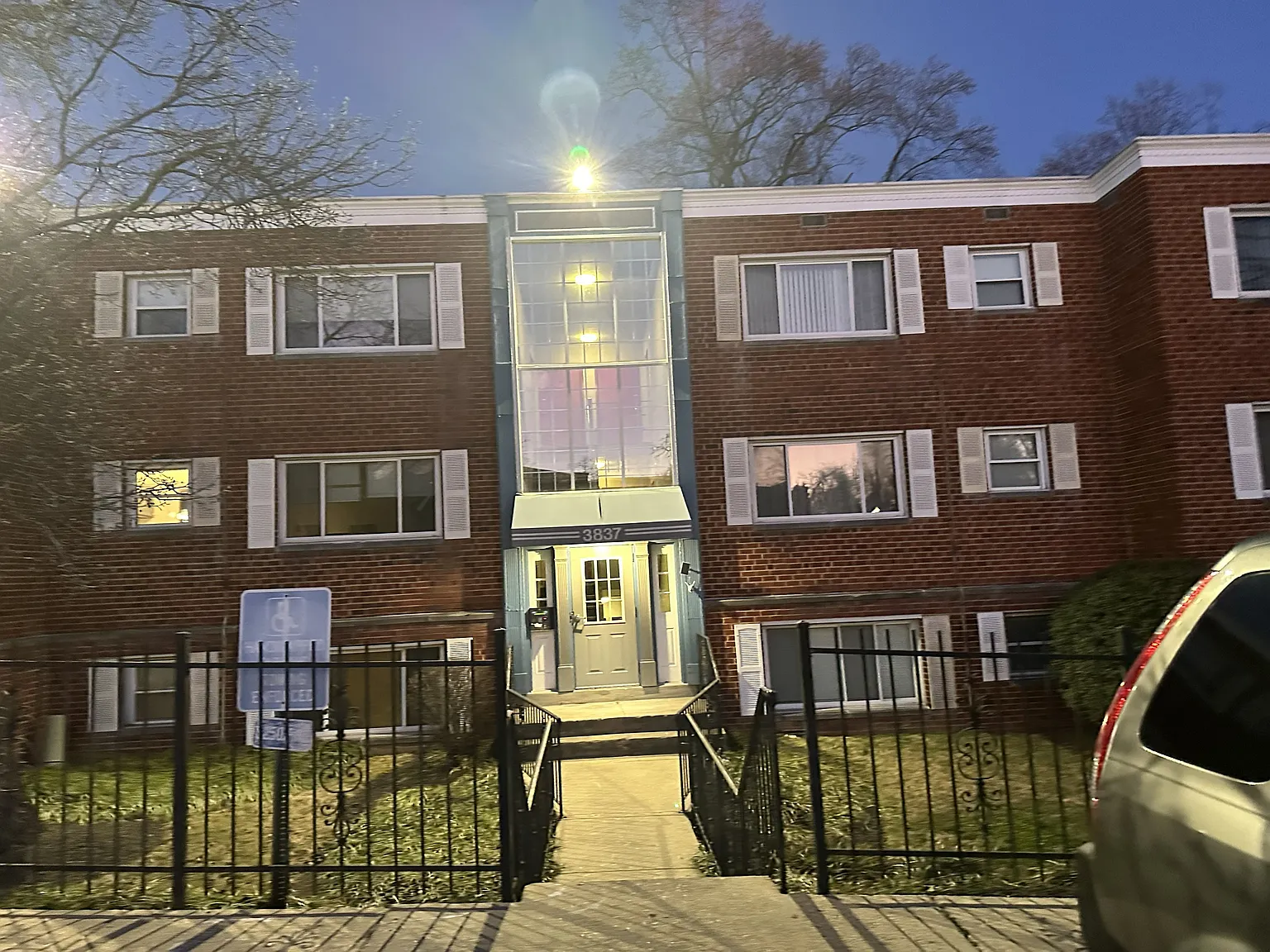 2 bed, 967 sqft, $1,600 — Photo 1