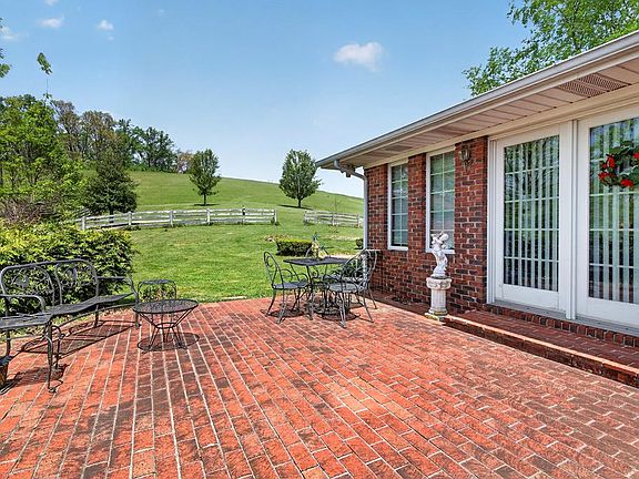 5th image of 16471 Spring Valley Rd