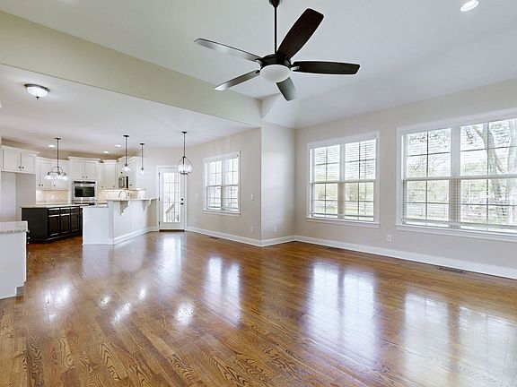 4th image of 209 Blackthorn Ln