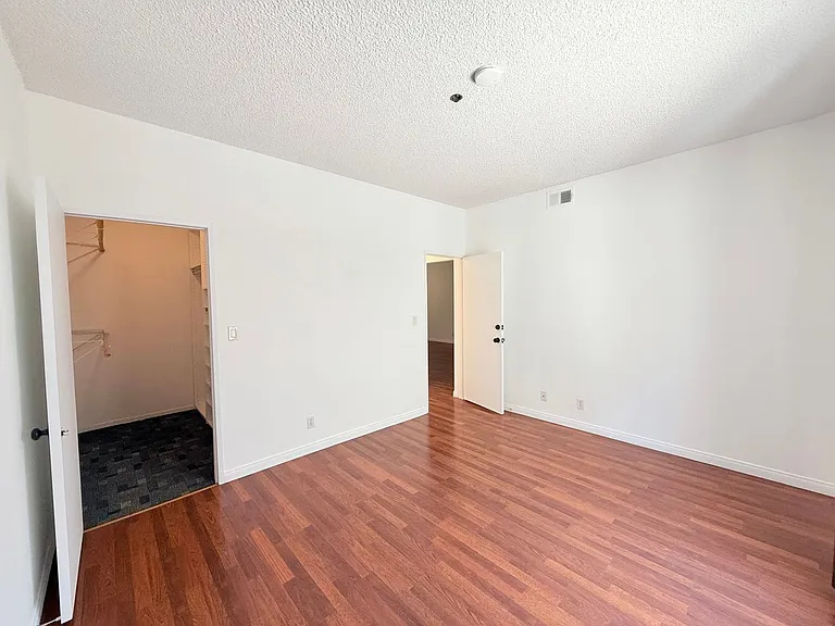 2905 Montrose Ave #416 — Photo 6