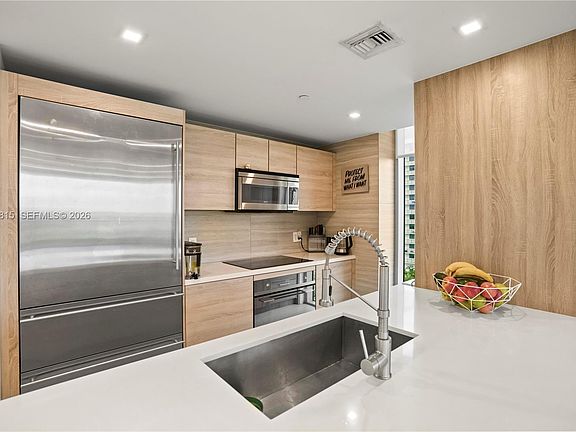 4th image of 16385 Biscayne Blvd #1601-2