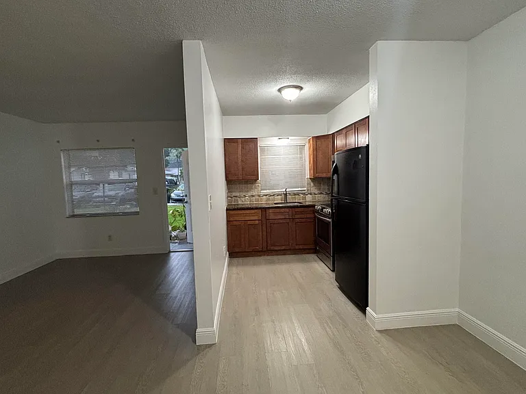 1916 SW 11th St #6 — Photo 3