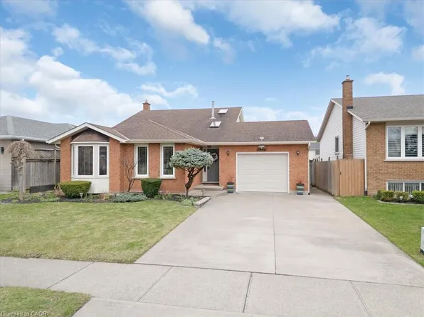 7994 Oakridge Dr, Niagara Falls, ON L2H 2W1