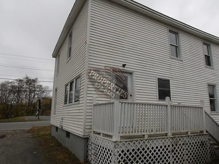 111 Kennedy Memorial Dr — Photo 2