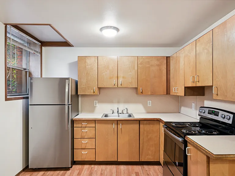 Abbottsford Apartments — Photo 116