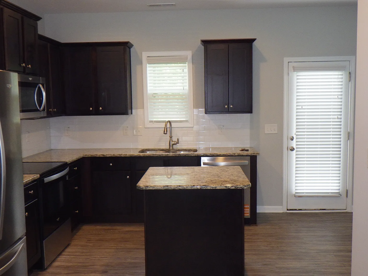 3 bed, 2.5 bath, 1410 sqft, $1,900 — Photo 2