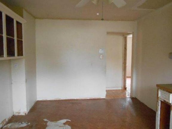 3rd image of 4402 Dinn St