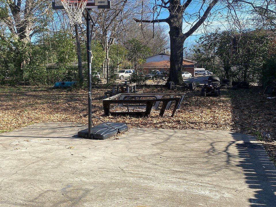 2nd image of 1168 Burns St