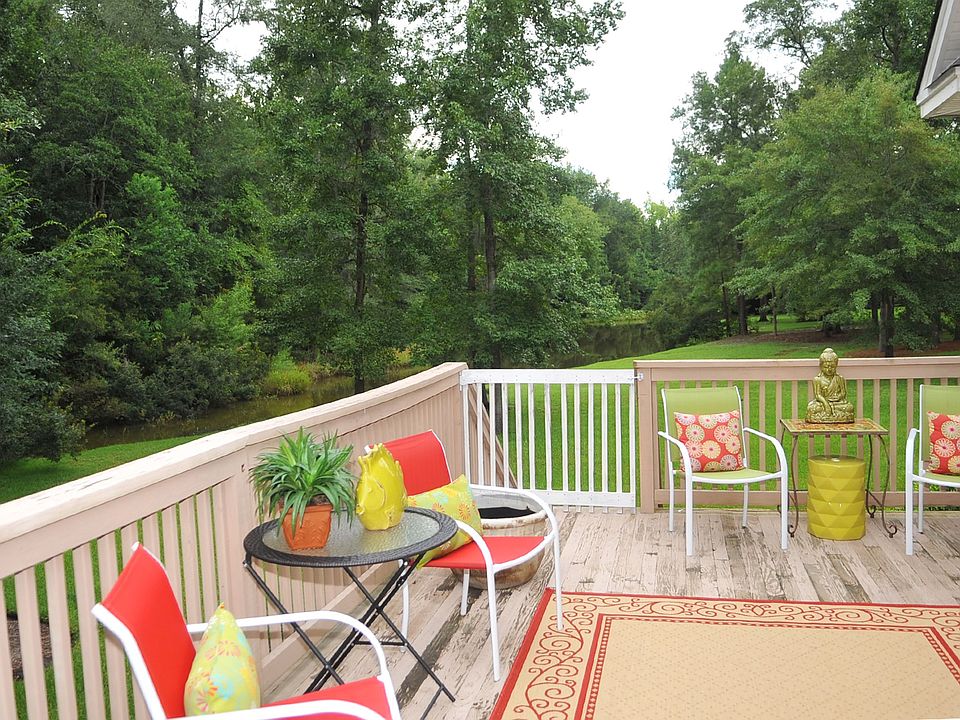 WOW...great deck & lagoon!