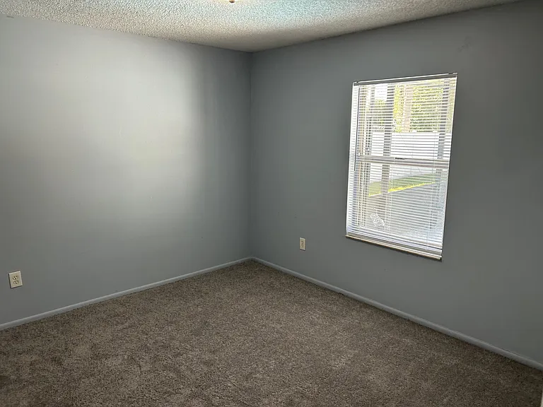 1404 Dexter Dr N — Photo 16