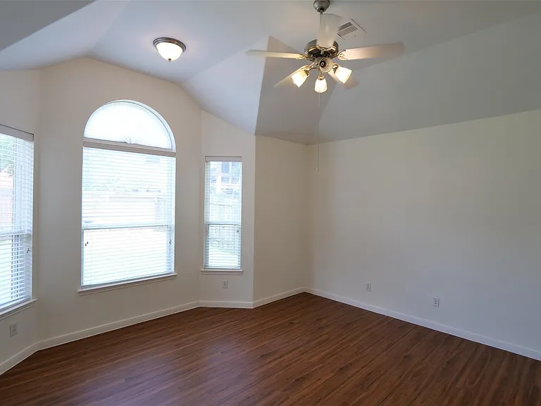 6119 Lakenshire Falls Ln — Photo 16