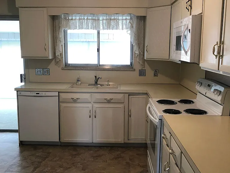 225 S Locust St — Photo 2
