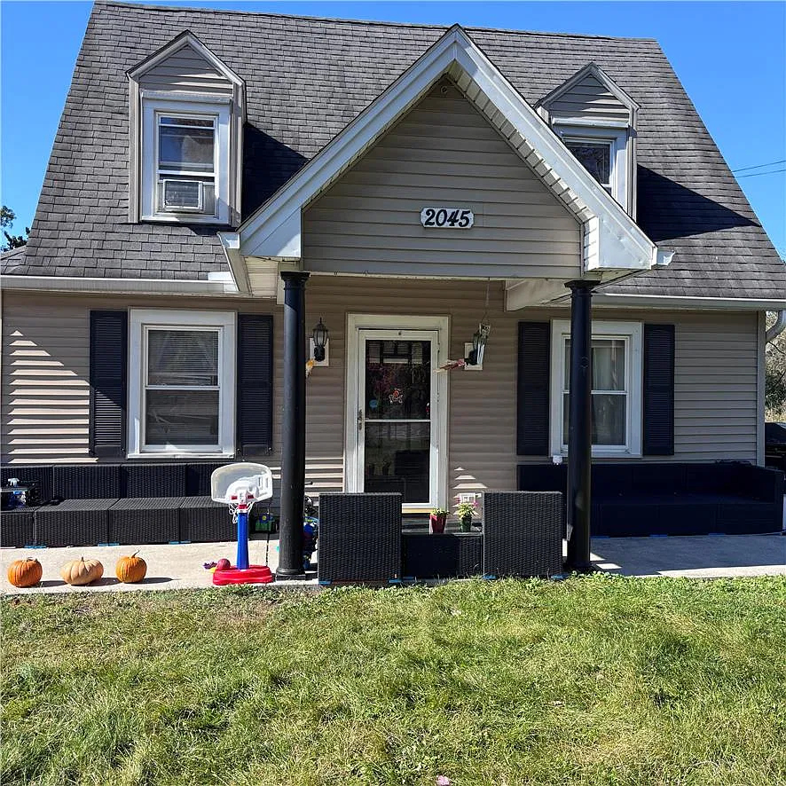 5 bed, 2.0 bath, 1958 sqft, $2,495 — Photo 1