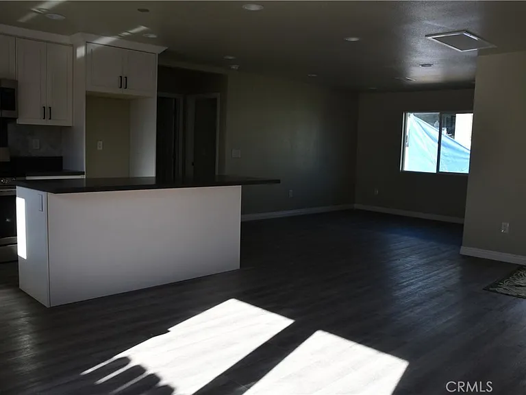 917 W Flora St #917B — Photo 24