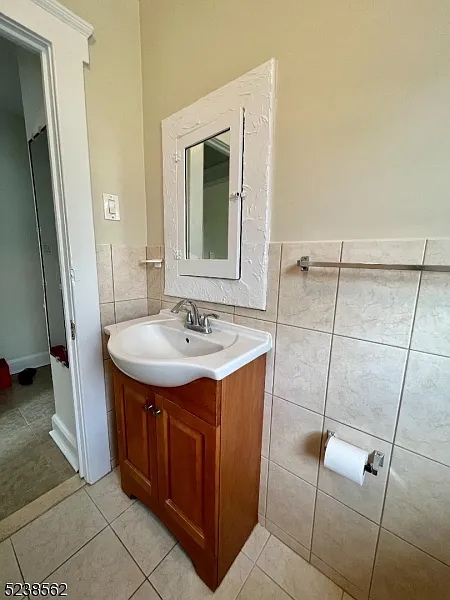 2 bed, 1.0 bath, $2,000 — Photo 3