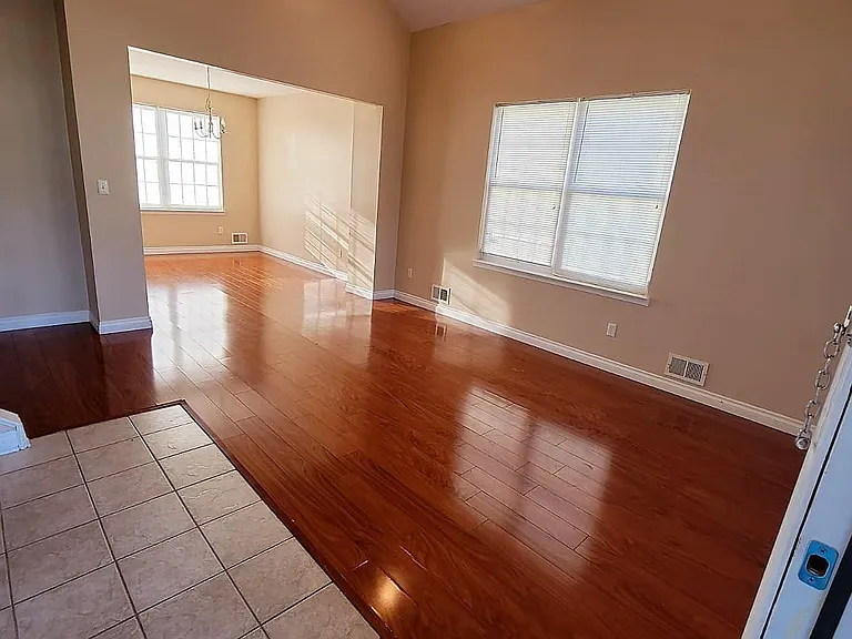 1081 Matthew St — Photo 4
